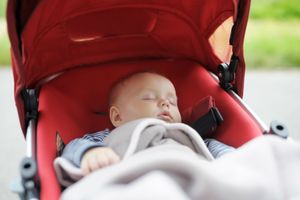 Через що дитина не спить в колясці?